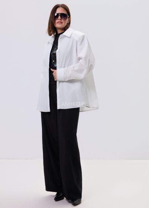 Czarne spodnie damskie z szeroką nogawką i wiązaniem w pasie, elegancki fason, stylizacja z białą bluzką i botkami.