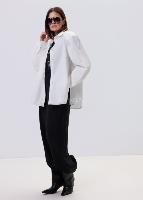 Czarne spodnie damskie z szeroką nogawką i wiązaniem w pasie, elegancki fason, stylizacja z białą bluzką i botkami.