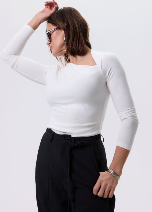 Biała bluzka damska Maris Quiet z asymetrycznym dekoltem, dopasowany fason, długi rękaw i minimalistyczny styl, elastyczny materiał.