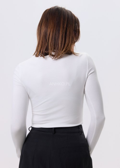 Biała bluzka damska Maris Quiet z asymetrycznym dekoltem, dopasowany fason, długi rękaw i minimalistyczny styl, elastyczny materiał.