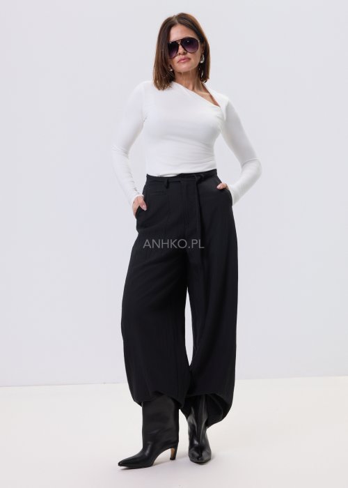 Biała bluzka damska Maris Quiet z asymetrycznym dekoltem, dopasowany fason, długi rękaw i minimalistyczny styl, elastyczny materiał.