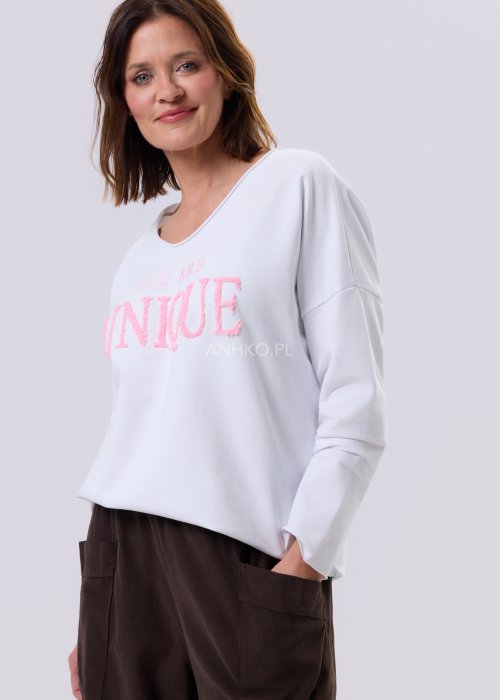 Biała bluzka damska Script z haftem YOU ARE UNIQUE, luźny krój relaxed, dekolt V i asymetryczny dół, styl casual miejski.