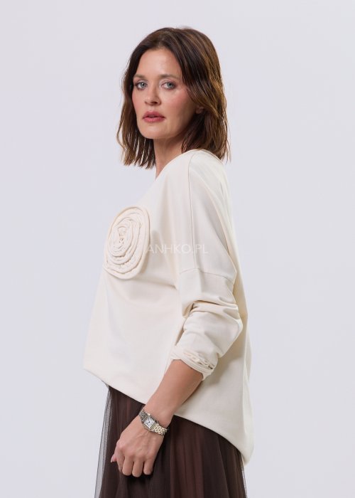 Bluzka La Villa Rosa ecru z dekoltem V i ozdobną różą 3D na ramieniu, luźny fason oversize, długi rękaw, styl casual miejski.