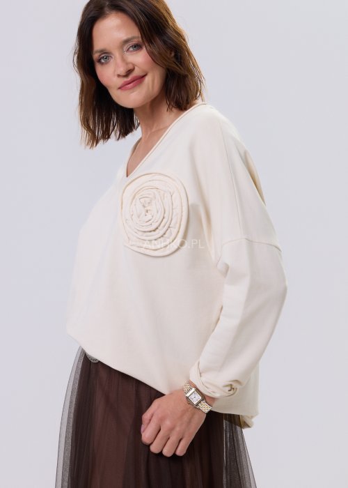 Bluzka La Villa Rosa ecru z dekoltem V i ozdobną różą 3D na ramieniu, luźny fason oversize, długi rękaw, styl casual miejski.