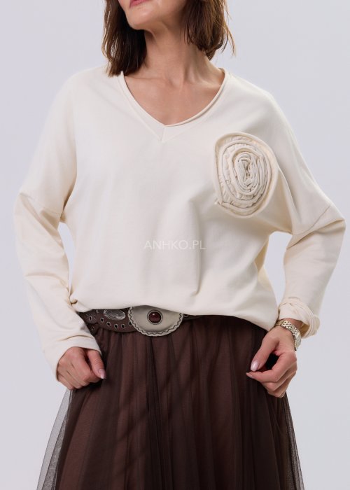 Bluzka La Villa Rosa ecru z dekoltem V i ozdobną różą 3D na ramieniu, luźny fason oversize, długi rękaw, styl casual miejski.