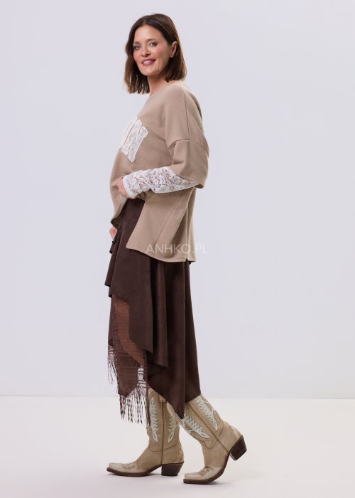 Brązowa spódnica Normal maxi o asymetrycznym kroju z falbanami, koronkową wstawką i frędzlami, wysoki stan, styl boho casual.