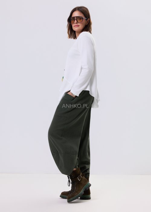 Biała bluzka damska Flux Top z asymetrycznym dołem, dekolt V-neck, długie rękawy i surowe przeszycia, styl miejski casual.