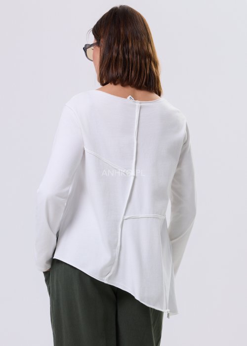 Biała bluzka damska Flux Top z asymetrycznym dołem, dekolt V-neck, długie rękawy i surowe przeszycia, styl miejski casual.