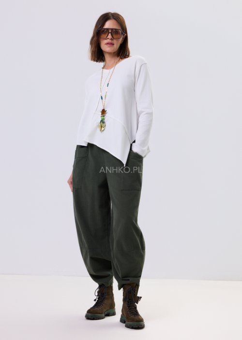 Biała bluzka damska Flux Top z asymetrycznym dołem, dekolt V-neck, długie rękawy i surowe przeszycia, styl miejski casual.