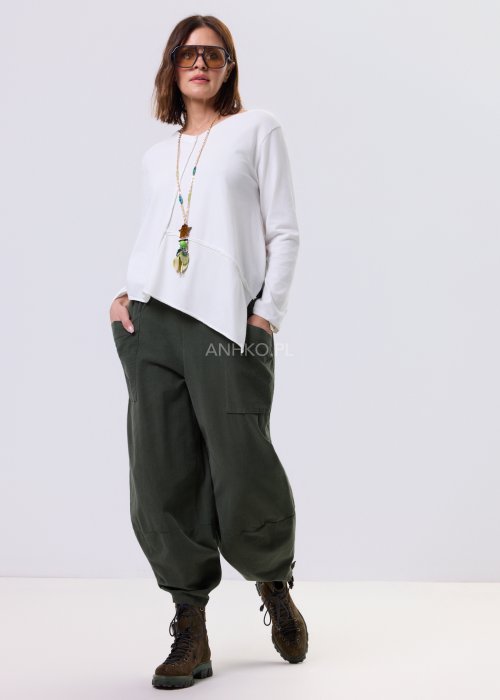 Biała bluzka damska Flux Top z asymetrycznym dołem, dekolt V-neck, długie rękawy i surowe przeszycia, styl miejski casual.