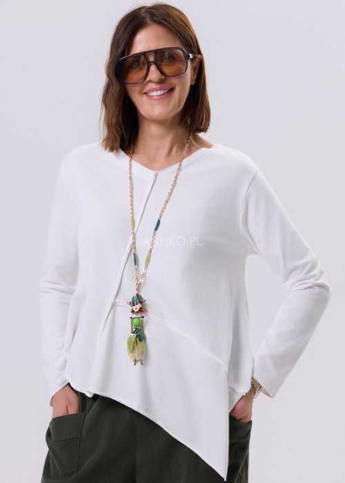 Biała bluzka damska Flux Top z asymetrycznym dołem, dekolt V-neck, długie rękawy i surowe przeszycia, styl miejski casual.