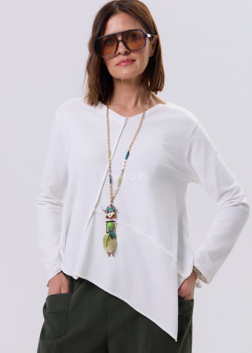 Biała bluzka damska Flux Top z asymetrycznym dołem, dekolt V-neck, długie rękawy i surowe przeszycia, styl miejski casual.