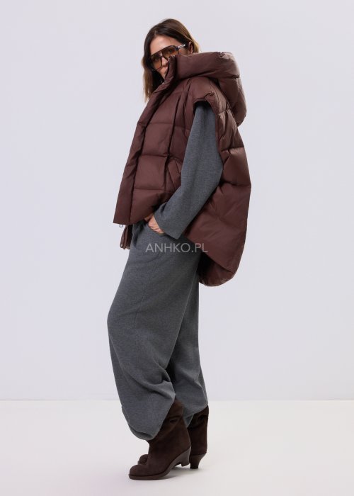 Szary komplet dzianinowy damski z luźnym kardiganem i szerokimi spodniami z wysokim stanem. Stylizacja z białym topem i czarnymi butami w minimalistycznym wydaniu.