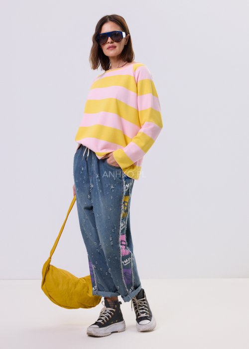 Różowo-żółta bluzka Frendly w szerokie pasy, luźny krój oversize, dekolt łódka i długi rękaw, styl casual miejski.