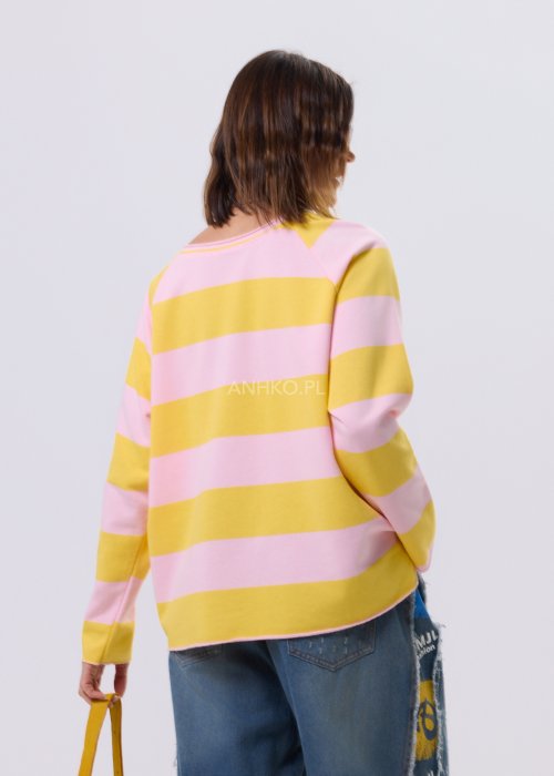 Różowo-żółta bluzka Frendly w szerokie pasy, luźny krój oversize, dekolt łódka i długi rękaw, styl casual miejski.