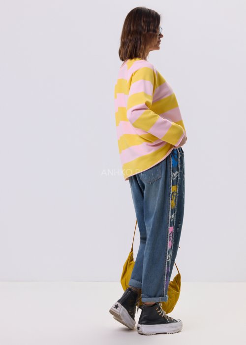 Różowo-żółta bluzka Frendly w szerokie pasy, luźny krój oversize, dekolt łódka i długi rękaw, styl casual miejski.