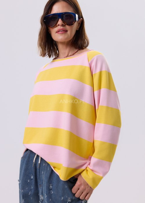 Różowo-żółta bluzka Frendly w szerokie pasy, luźny krój oversize, dekolt łódka i długi rękaw, styl casual miejski.