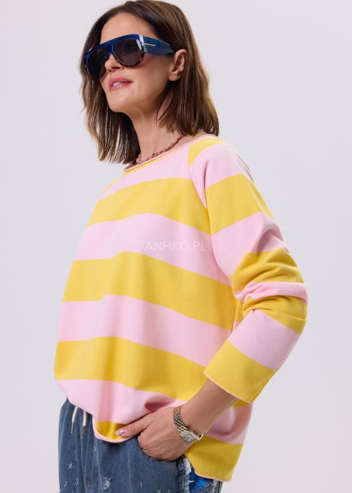 Różowo-żółta bluzka Frendly w szerokie pasy, luźny krój oversize, dekolt łódka i długi rękaw, styl casual miejski.