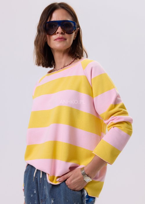 Różowo-żółta bluzka Frendly w szerokie pasy, luźny krój oversize, dekolt łódka i długi rękaw, styl casual miejski.