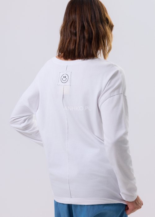 Biała bluzka damska z dekoltem V i nadrukiem California w stylu vintage, luźny krój relaxed fit, długi rękaw, styl miejski casual.