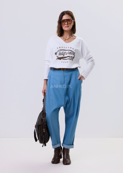 Biała bluzka damska z dekoltem V i nadrukiem California w stylu vintage, luźny krój relaxed fit, długi rękaw, styl miejski casual.