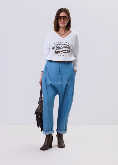 Biała bluzka damska z dekoltem V i nadrukiem California w stylu vintage, luźny krój relaxed fit, długi rękaw, styl miejski casual.