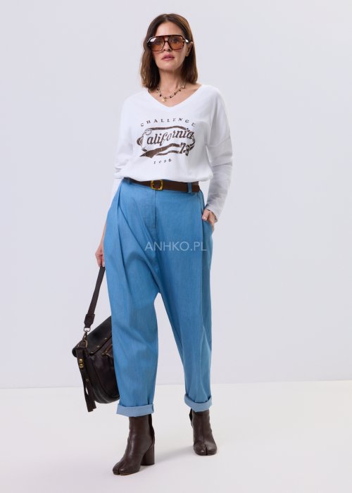 Biała bluzka damska z dekoltem V i nadrukiem California w stylu vintage, luźny krój relaxed fit, długi rękaw, styl miejski casual.