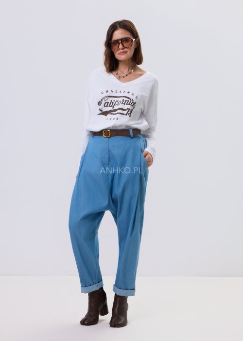 Biała bluzka damska z dekoltem V i nadrukiem California w stylu vintage, luźny krój relaxed fit, długi rękaw, styl miejski casual.