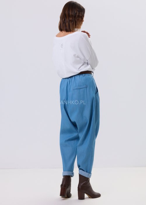 Biała bluzka damska z dekoltem V i nadrukiem California w stylu vintage, luźny krój relaxed fit, długi rękaw, styl miejski casual.