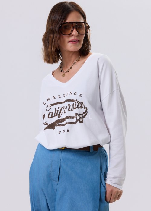 Biała bluzka damska z dekoltem V i nadrukiem California w stylu vintage, luźny krój relaxed fit, długi rękaw, styl miejski casual.