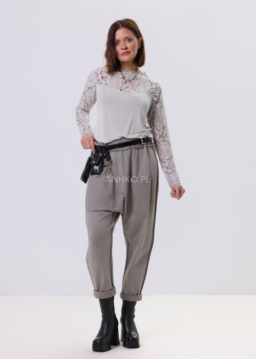 Bluzka Lace Flow w kolorze kości słoniowej z koronkową górą i rękawami, długi rękaw, kobiecy fason casual elegancki.