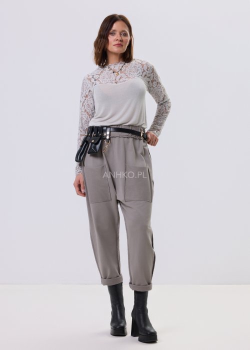 Bluzka Lace Flow w kolorze kości słoniowej z koronkową górą i rękawami, długi rękaw, kobiecy fason casual elegancki.