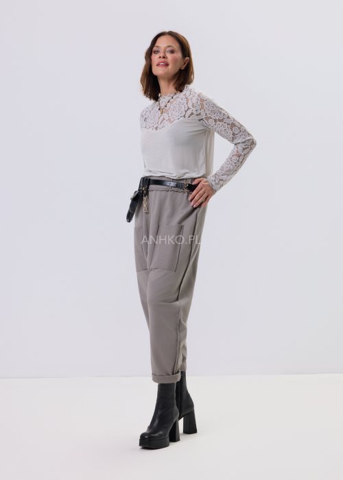 Bluzka Lace Flow w kolorze kości słoniowej z koronkową górą i rękawami, długi rękaw, kobiecy fason casual elegancki.