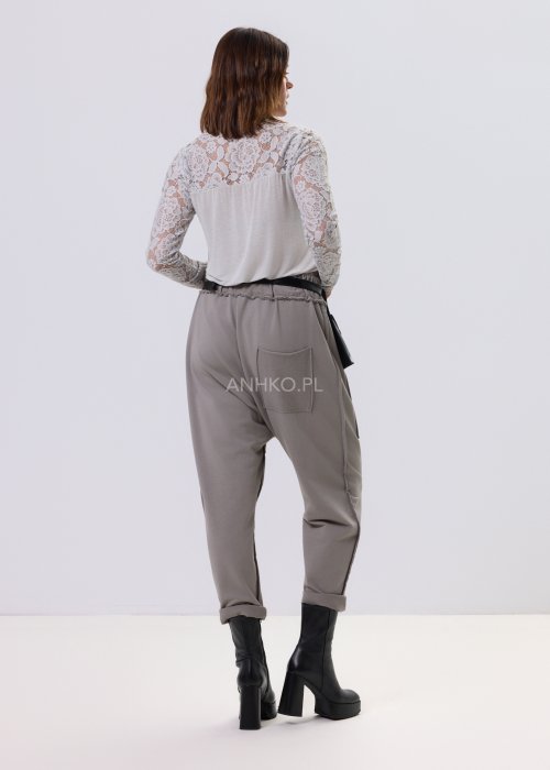 Bluzka Lace Flow w kolorze kości słoniowej z koronkową górą i rękawami, długi rękaw, kobiecy fason casual elegancki.