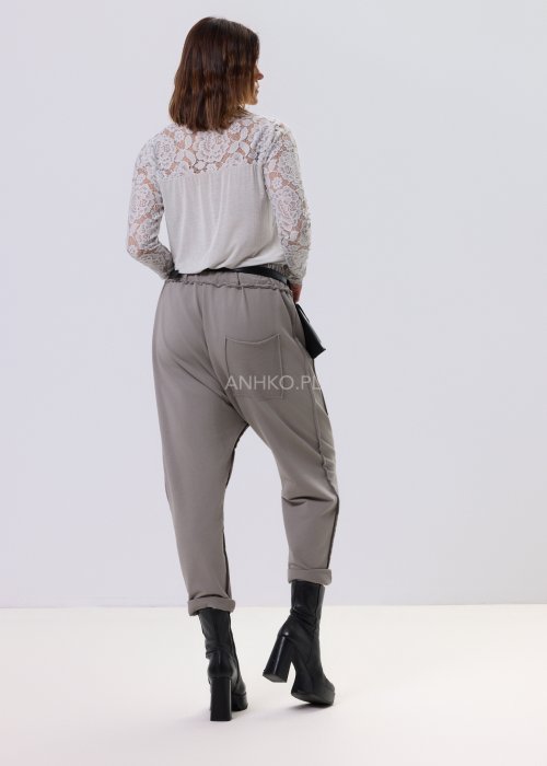 Bluzka Lace Flow w kolorze kości słoniowej z koronkową górą i rękawami, długi rękaw, kobiecy fason casual elegancki.