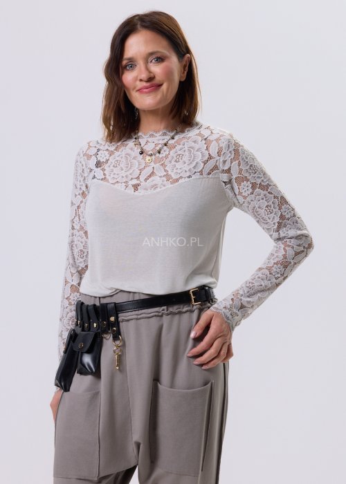 Bluzka Lace Flow w kolorze kości słoniowej z koronkową górą i rękawami, długi rękaw, kobiecy fason casual elegancki.