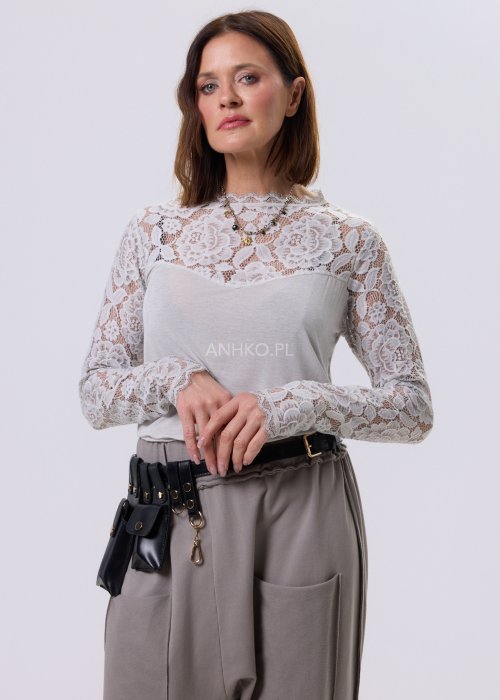Bluzka Lace Flow w kolorze kości słoniowej z koronkową górą i rękawami, długi rękaw, kobiecy fason casual elegancki.