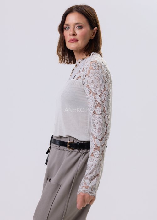 Bluzka Lace Flow w kolorze kości słoniowej z koronkową górą i rękawami, długi rękaw, kobiecy fason casual elegancki.