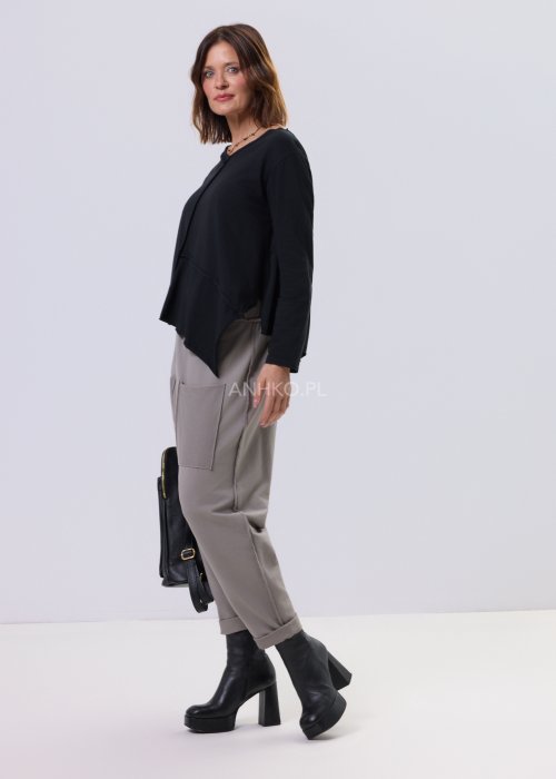 Czarna bluzka Flux Top z asymetrycznym dołem, dekolt V-neck, surowe przeszycia i luźny krój relaxed w stylu miejskim.