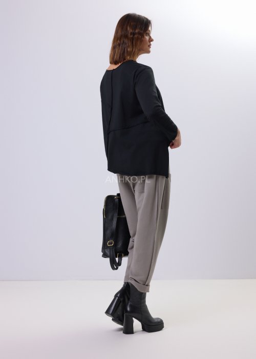 Czarna bluzka Flux Top z asymetrycznym dołem, dekolt V-neck, surowe przeszycia i luźny krój relaxed w stylu miejskim.