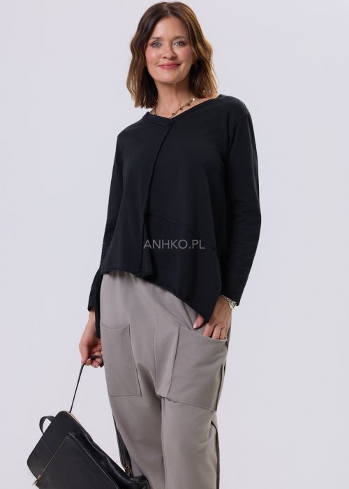 Czarna bluzka Flux Top z asymetrycznym dołem, dekolt V-neck, surowe przeszycia i luźny krój relaxed w stylu miejskim.