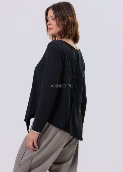 Czarna bluzka Flux Top z asymetrycznym dołem, dekolt V-neck, surowe przeszycia i luźny krój relaxed w stylu miejskim.