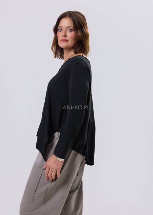 Czarna bluzka Flux Top z asymetrycznym dołem, dekolt V-neck, surowe przeszycia i luźny krój relaxed w stylu miejskim.