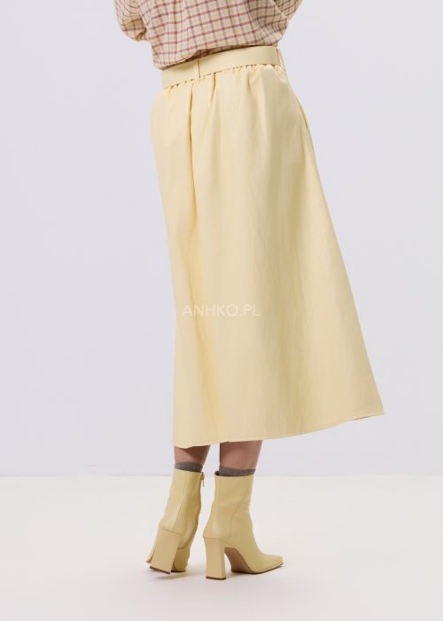 Masełkowa spódnica Castro midi z wysokim stanem, rozkloszowany fason, elastyczna talia i ozdobny pasek, styl casual elegancki.