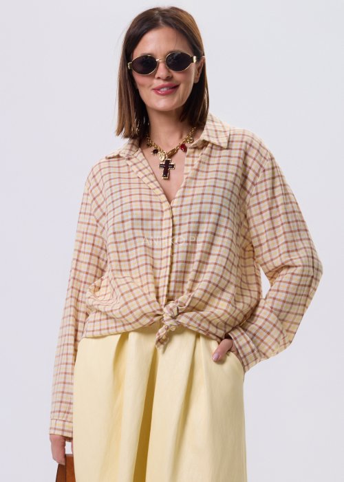 Karmelowo-żółta koszula damska w kratę Carmel Check, luźny krój oversize, klasyczny kołnierzyk i asymetryczna długość, styl casual.