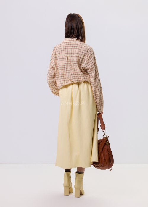 Karmelowo-żółta koszula damska w kratę Carmel Check, luźny krój oversize, klasyczny kołnierzyk i asymetryczna długość, styl casual.