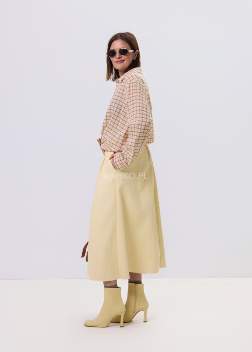 Karmelowo-żółta koszula damska w kratę Carmel Check, luźny krój oversize, klasyczny kołnierzyk i asymetryczna długość, styl casual.