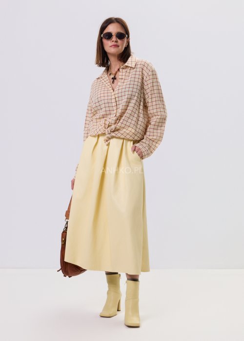 Karmelowo-żółta koszula damska w kratę Carmel Check, luźny krój oversize, klasyczny kołnierzyk i asymetryczna długość, styl casual.