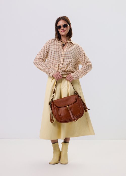 Karmelowo-żółta koszula damska w kratę Carmel Check, luźny krój oversize, klasyczny kołnierzyk i asymetryczna długość, styl casual.