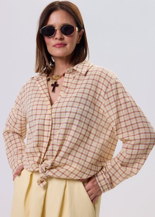 Karmelowo-żółta koszula damska w kratę Carmel Check, luźny krój oversize, klasyczny kołnierzyk i asymetryczna długość, styl casual.
